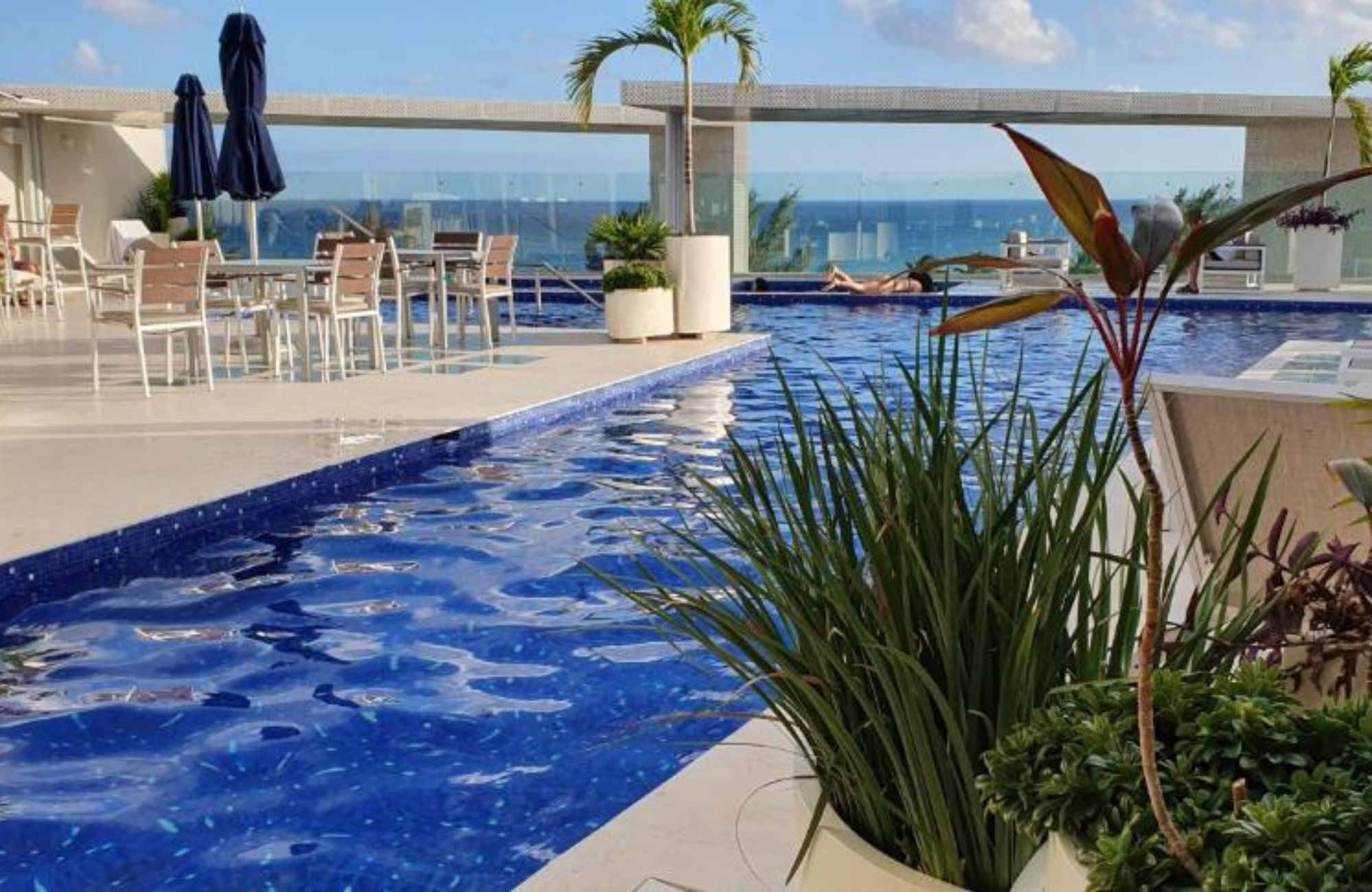 Penthouse with pool and rooftop, oceanfront, pre-sale Playa del Carmen.