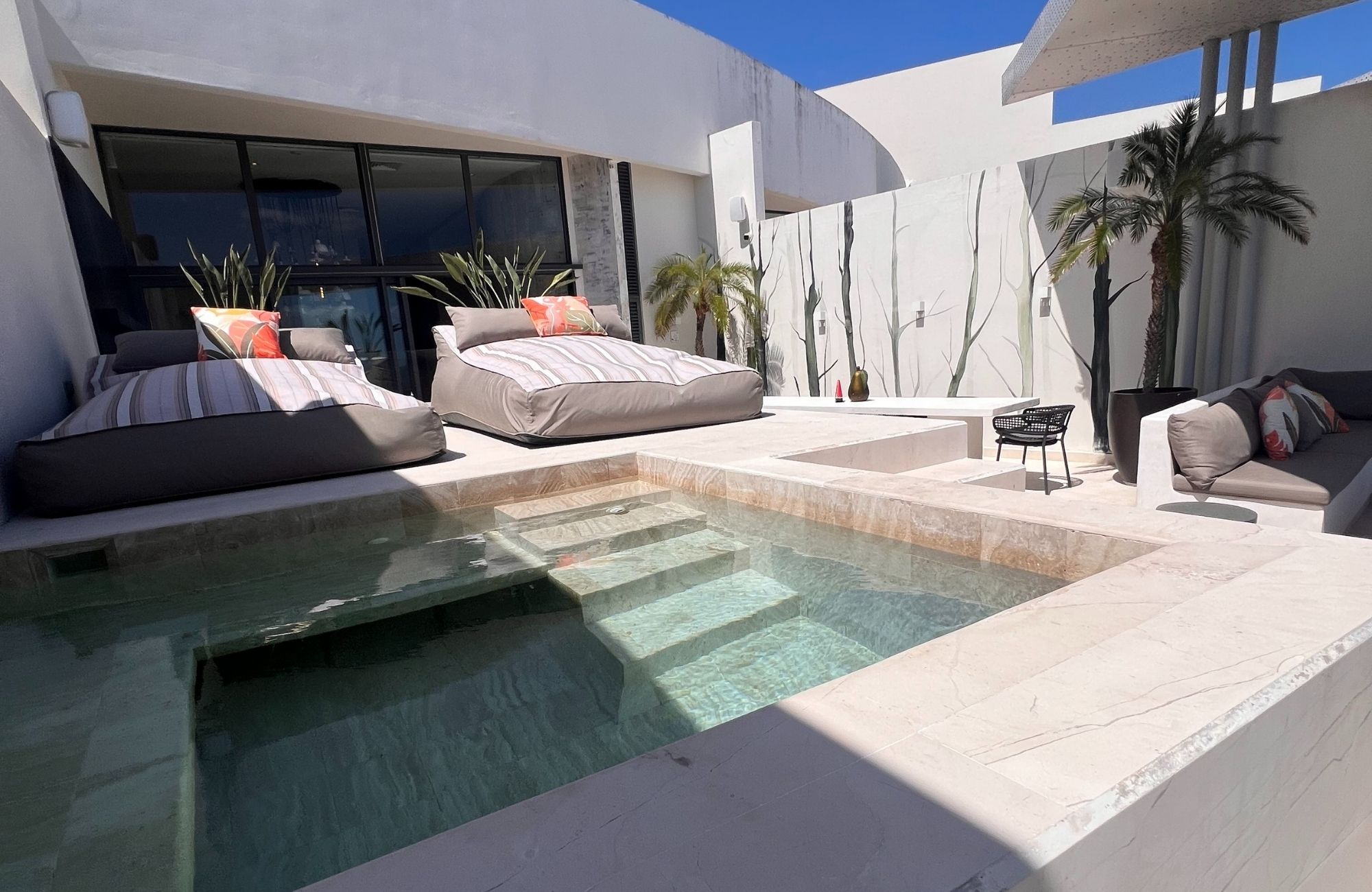 Penthouse with pool and rooftop, oceanfront, pre-sale Playa del Carmen.