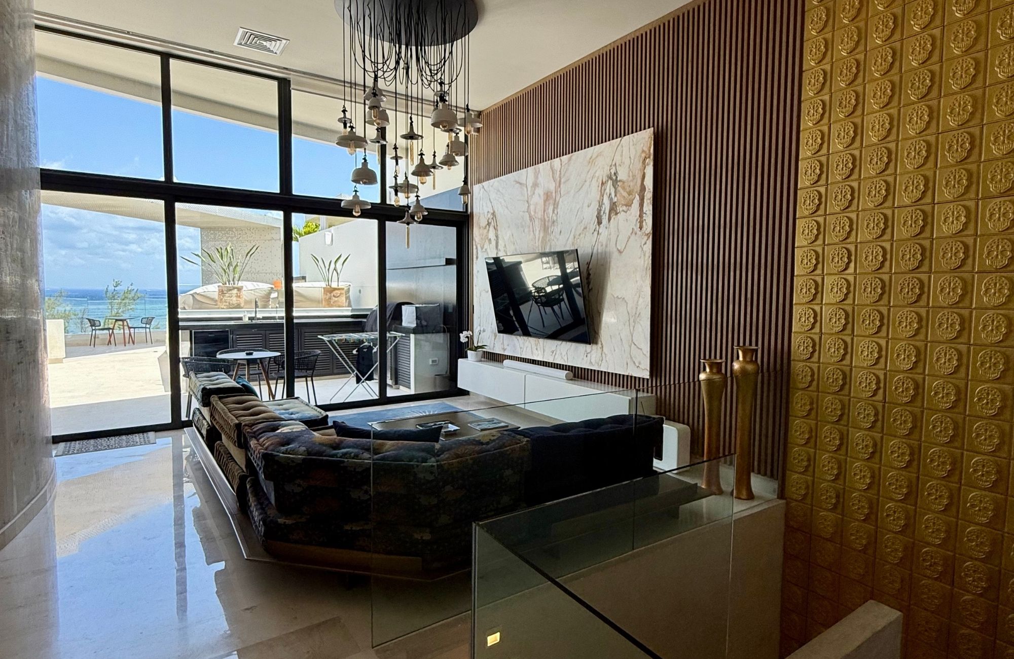 Penthouse with pool and rooftop, oceanfront, pre-sale Playa del Carmen.