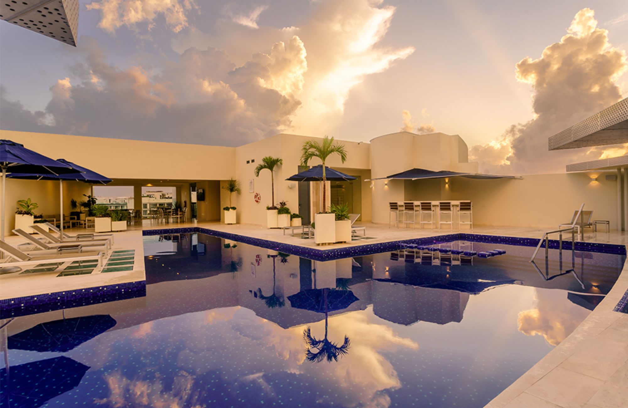 Penthouse with pool and rooftop, oceanfront, pre-sale Playa del Carmen.