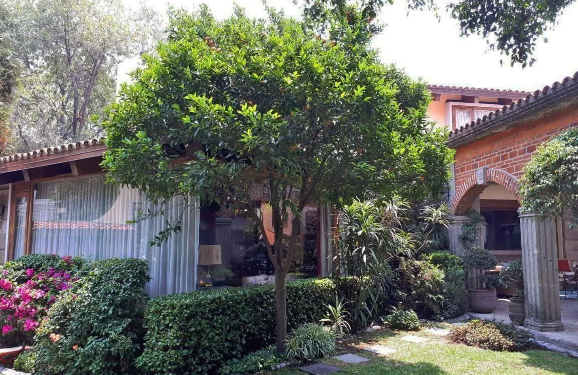 House with study, spacious garden, and terrace for sale, Miguel Hidalgo, CDMX