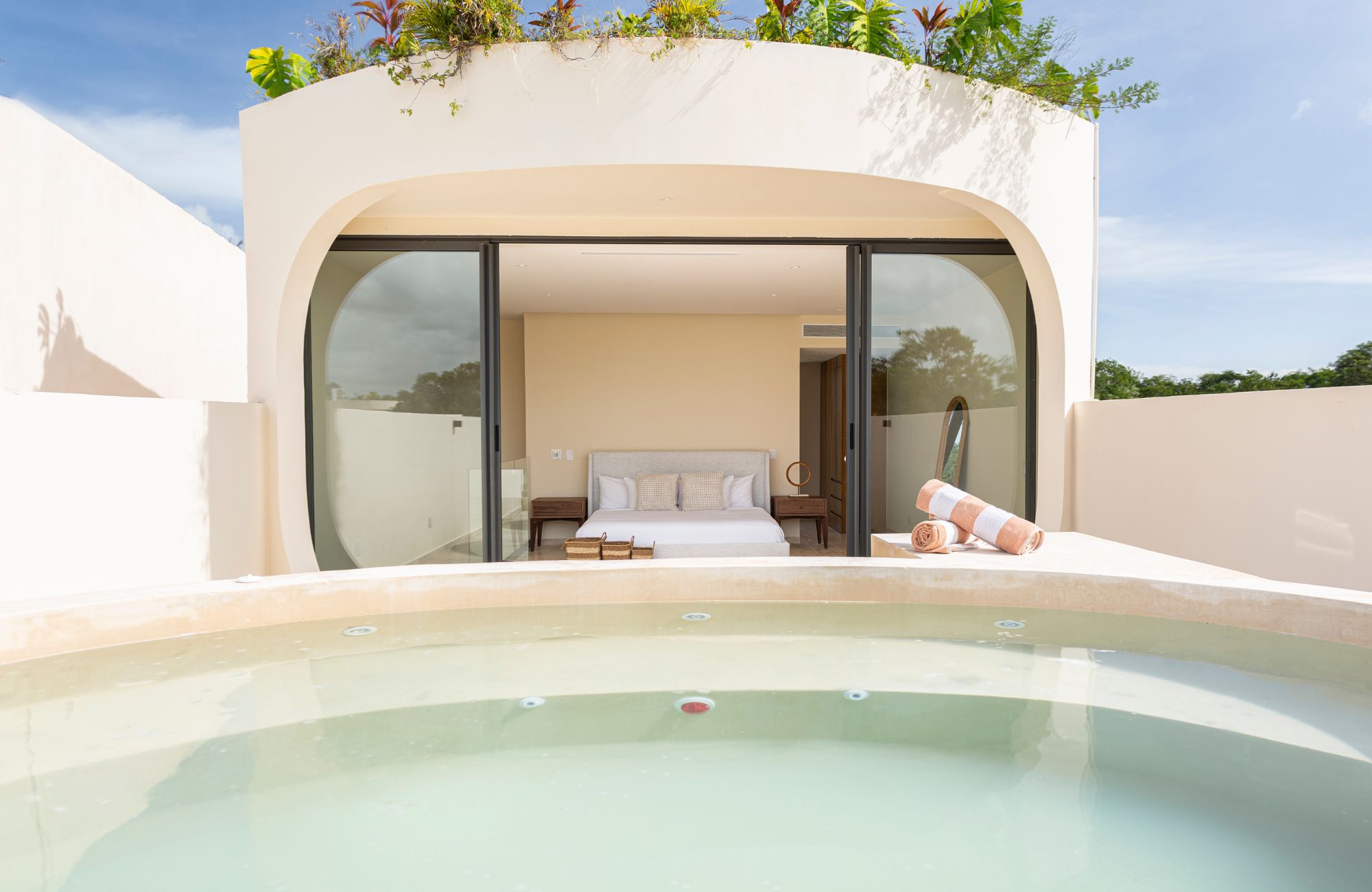 Spacious house with private pool, terrace, patio, bar, cellar. Common areas, zen area, barbecue area, lounge bar.