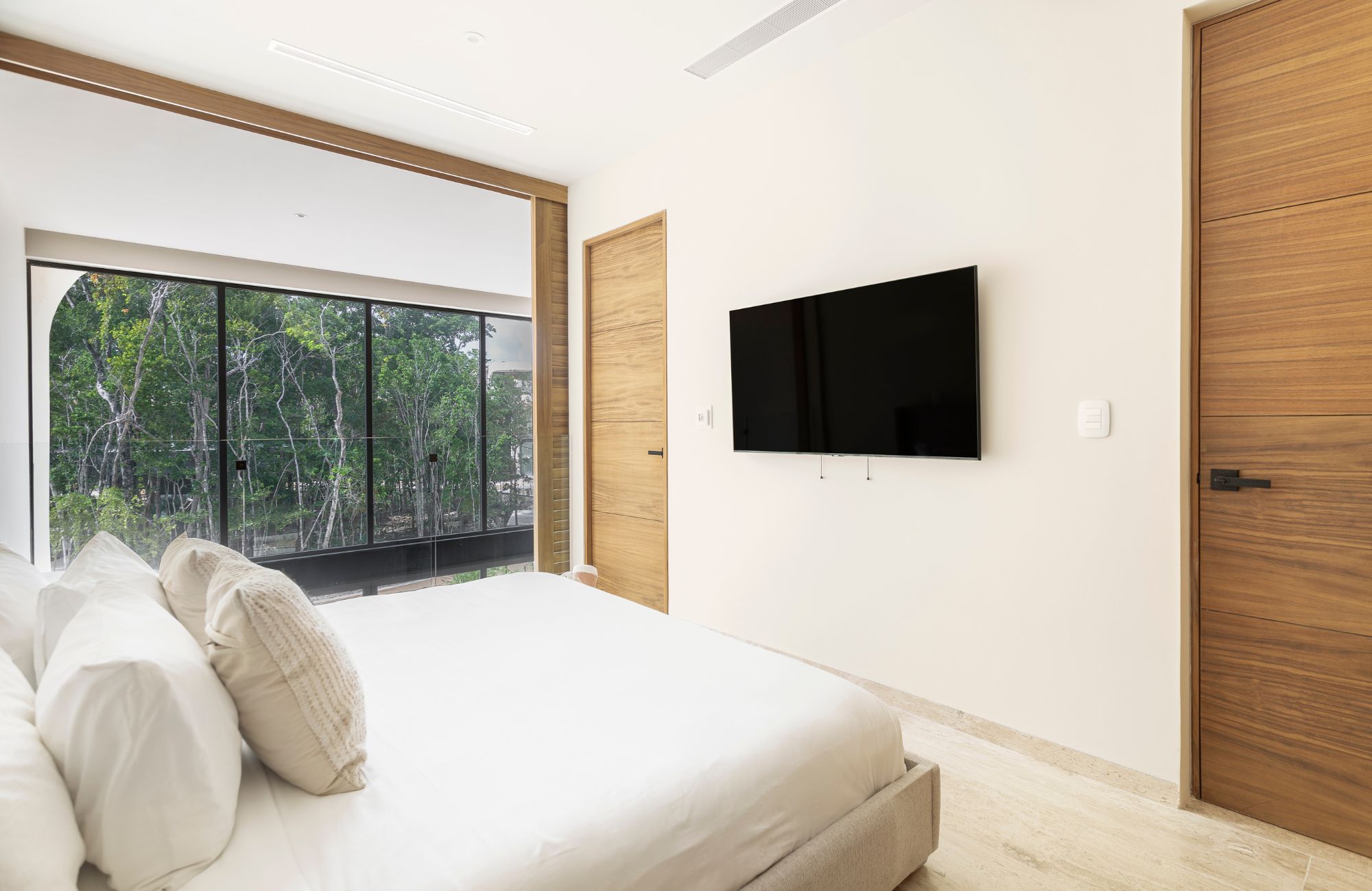 Spacious house with private pool, terrace, patio, bar, cellar. Common areas, zen area, barbecue area, lounge bar.