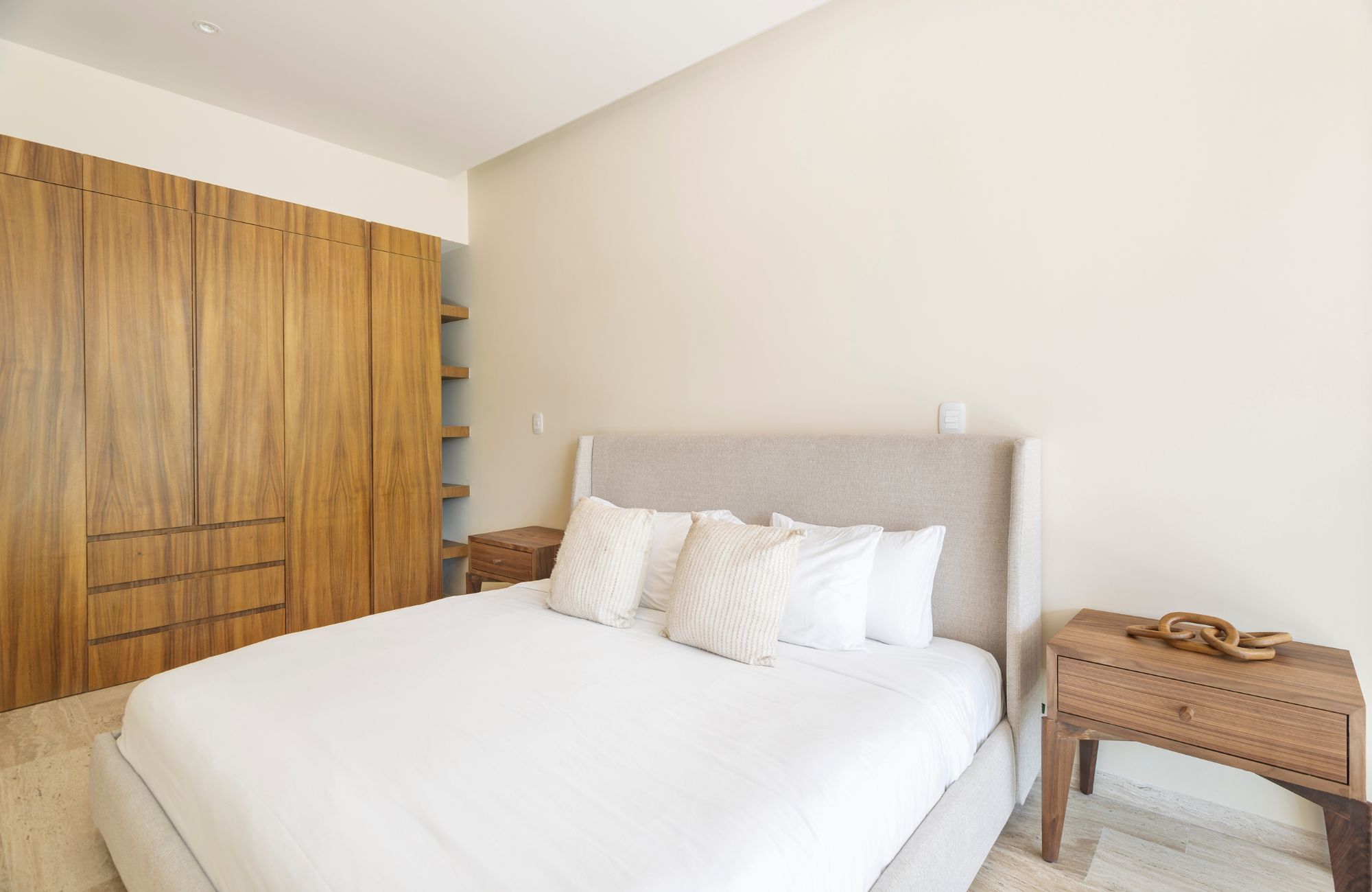 Spacious house with private pool, terrace, patio, bar, cellar. Common areas, zen area, barbecue area, lounge bar.