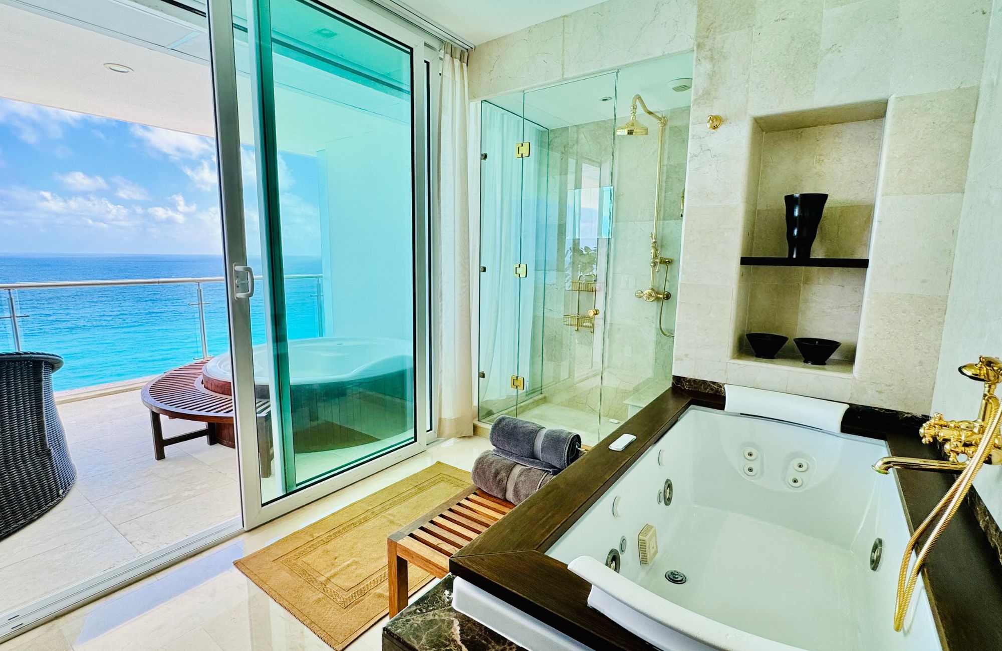 Departamento con vista al mar y a la laguna, en venta, Zona Hotelera Canc&uacute;n