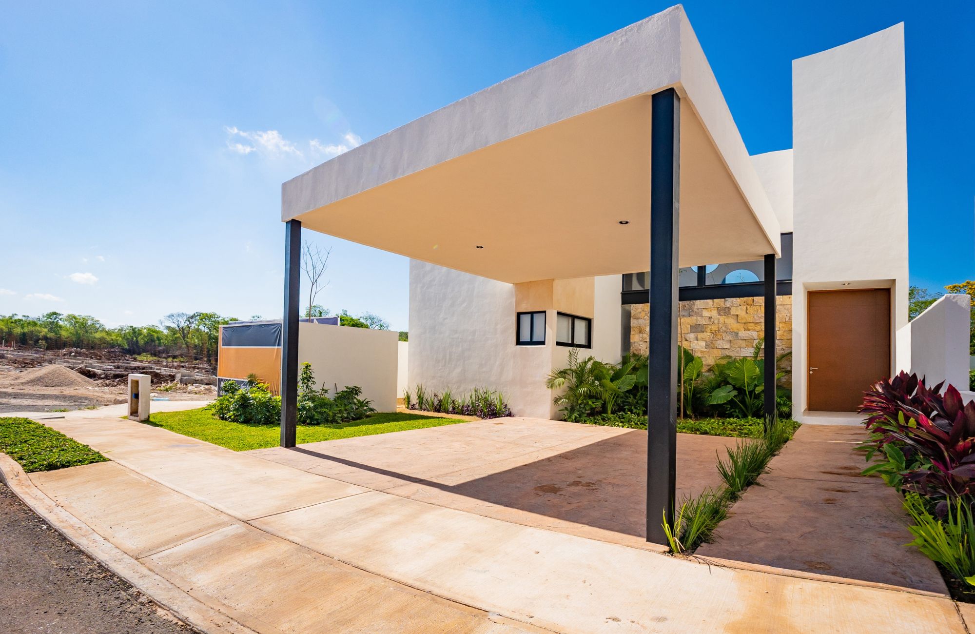 House with pool, solar panel, clubhouse with amenities, for sale Cholul Merida