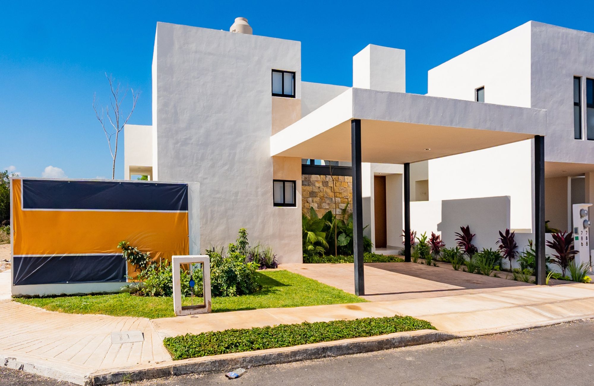 House with pool, solar panel, clubhouse with amenities, for sale Cholul Merida