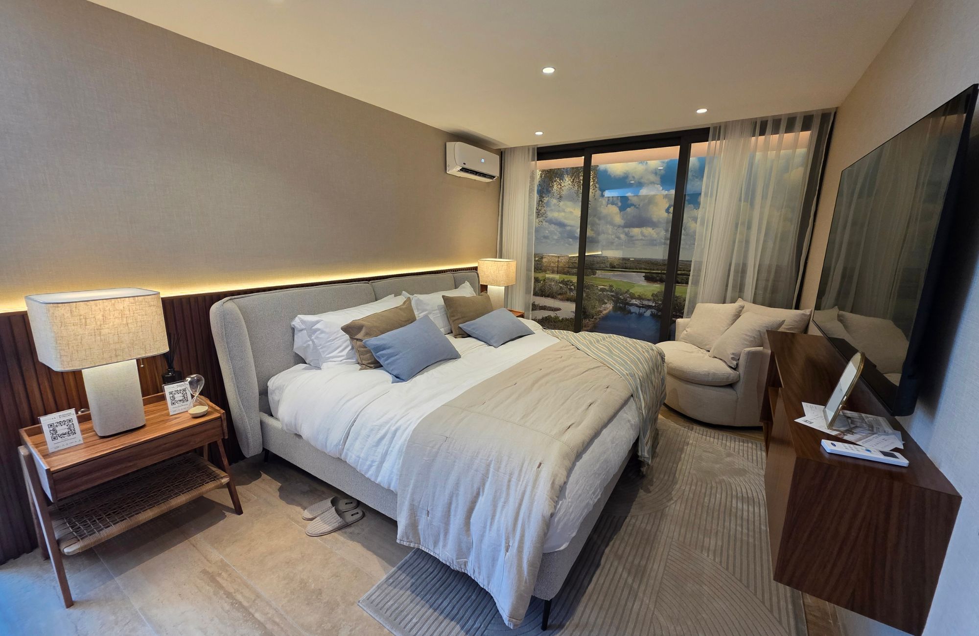 Condo with terrace and panoramic view for sale, Parque Canc&uacute;n, Canc&uacute;n