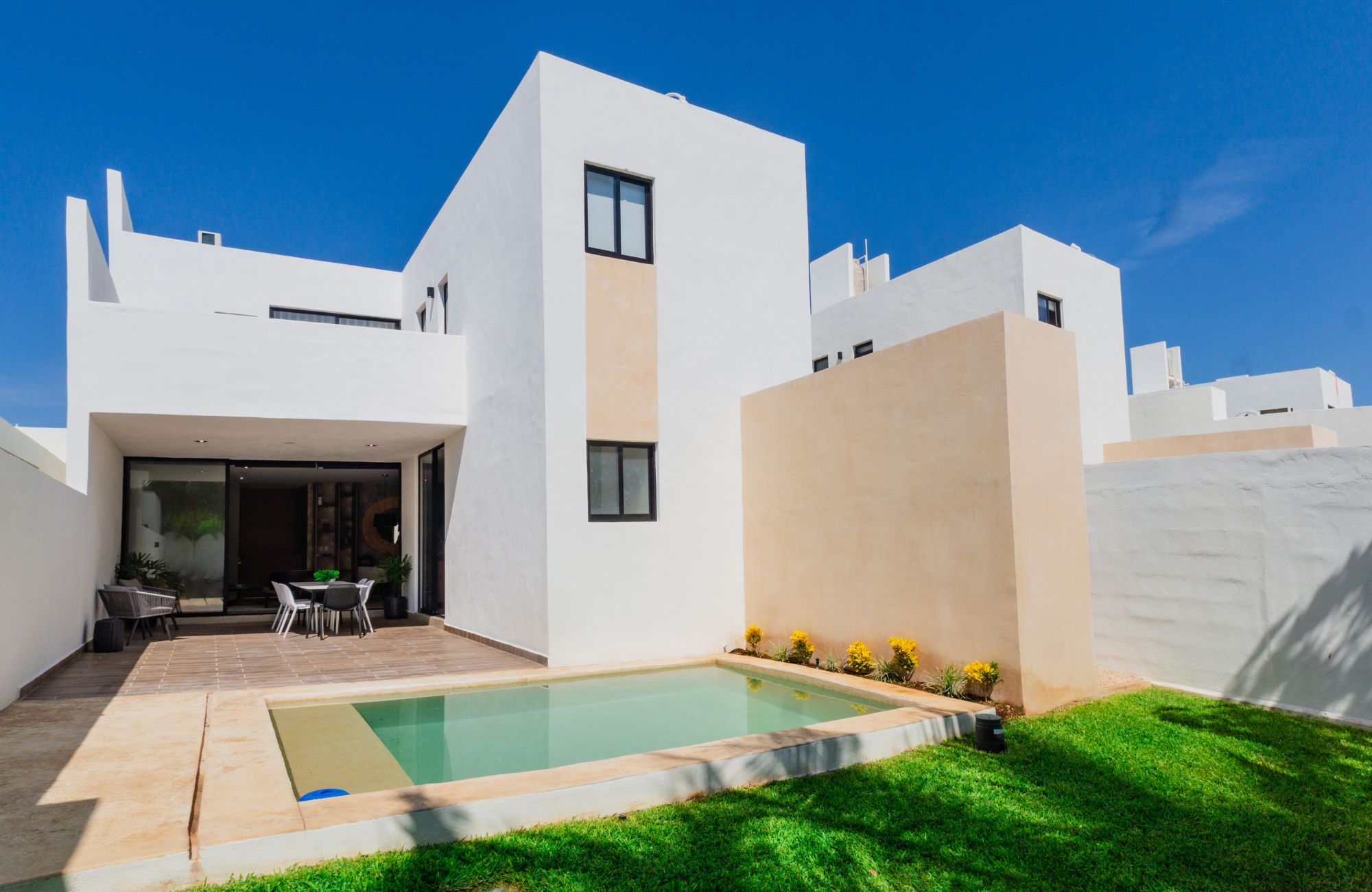 House with pool, solar panel, clubhouse with amenities, pre-sale in Merida