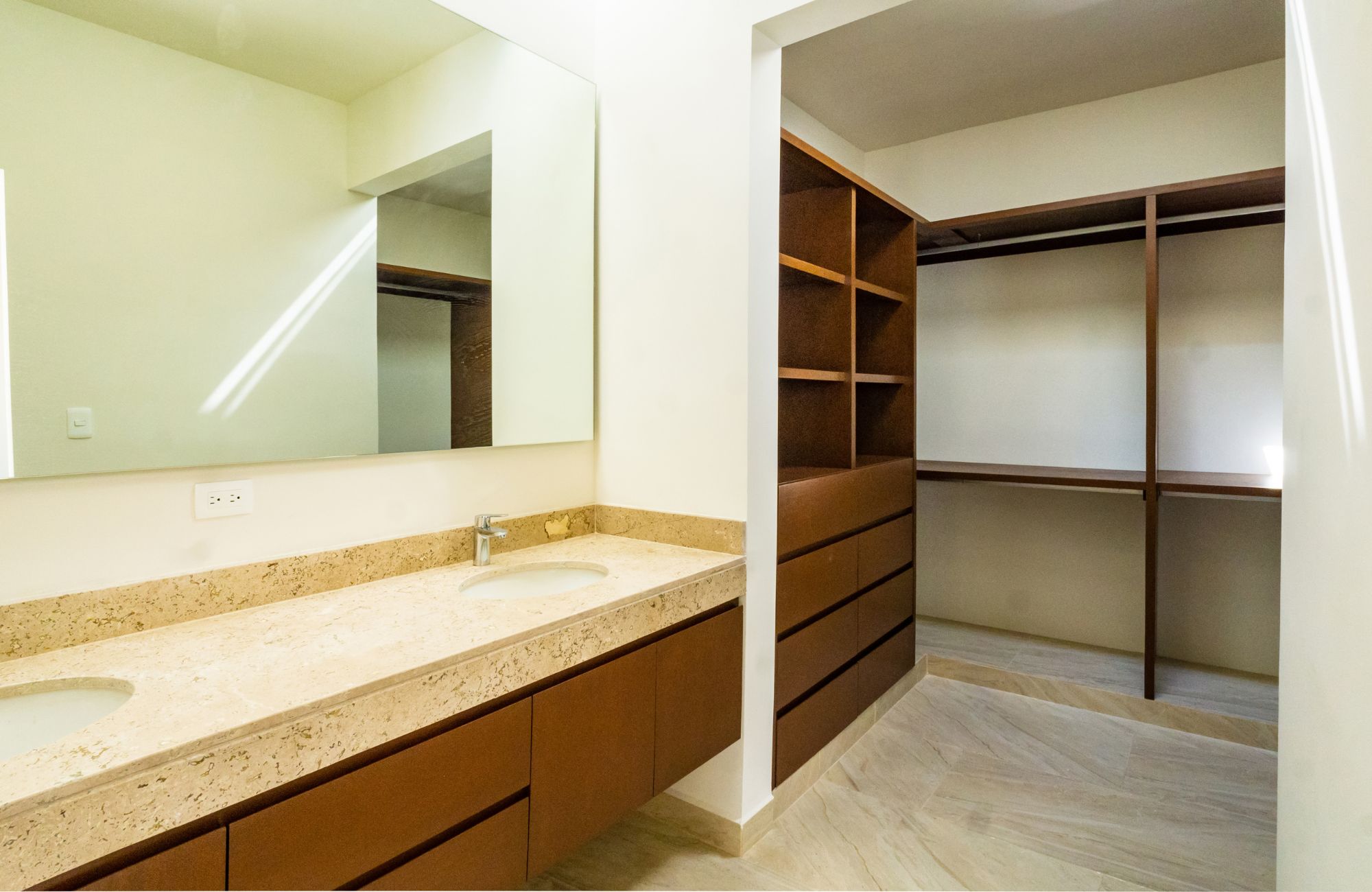 House with pool, solar panel, clubhouse with amenities, pre-sale in Merida