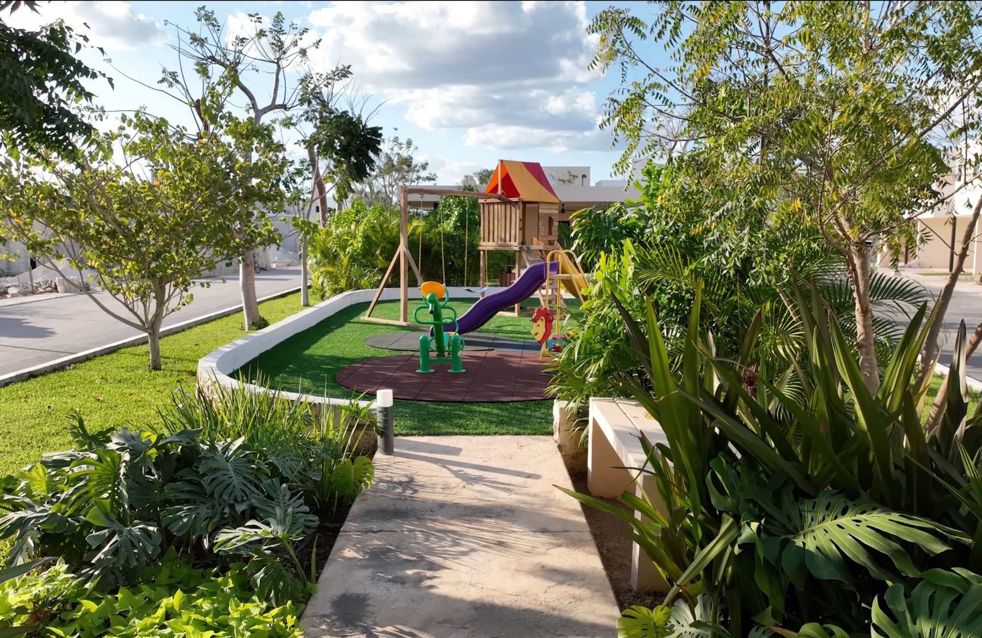 House with pool, solar panel, clubhouse with amenities, pre-sale in Merida