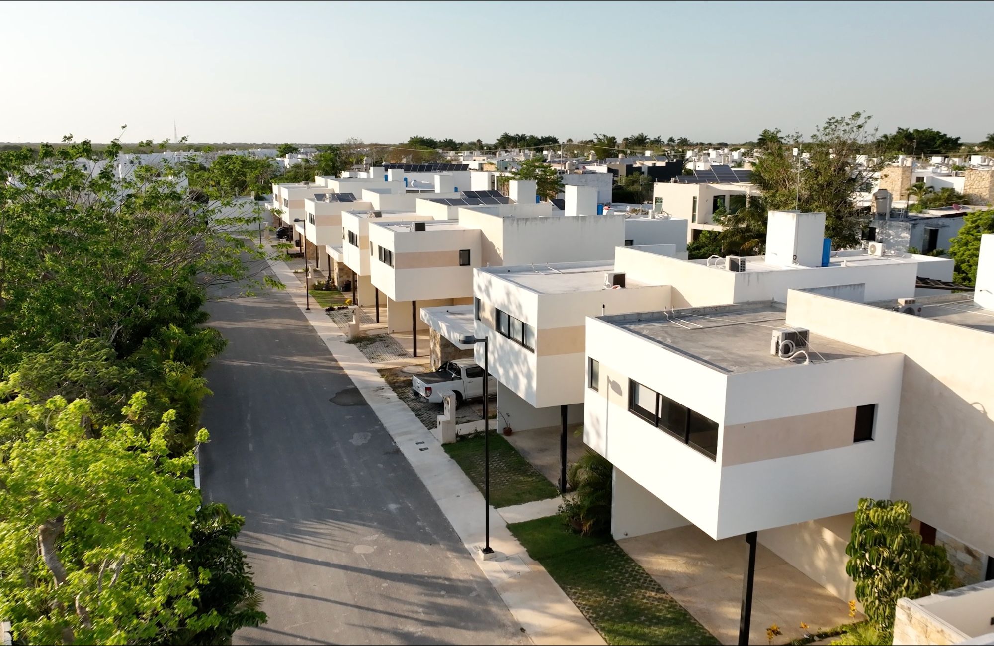 House with pool, solar panel, clubhouse with amenities, pre-sale in Merida