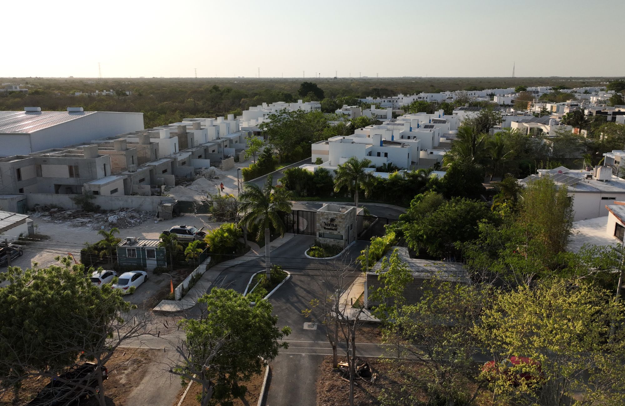 House with pool, solar panel, clubhouse with amenities, pre-sale in Merida