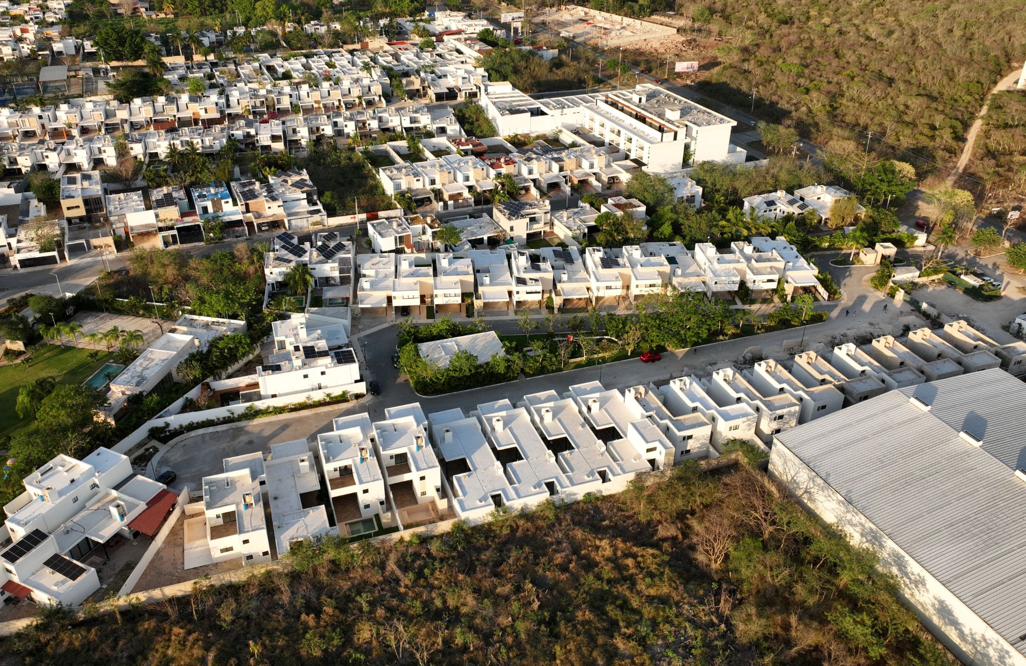 House with pool, solar panel, clubhouse with amenities, pre-sale in Merida