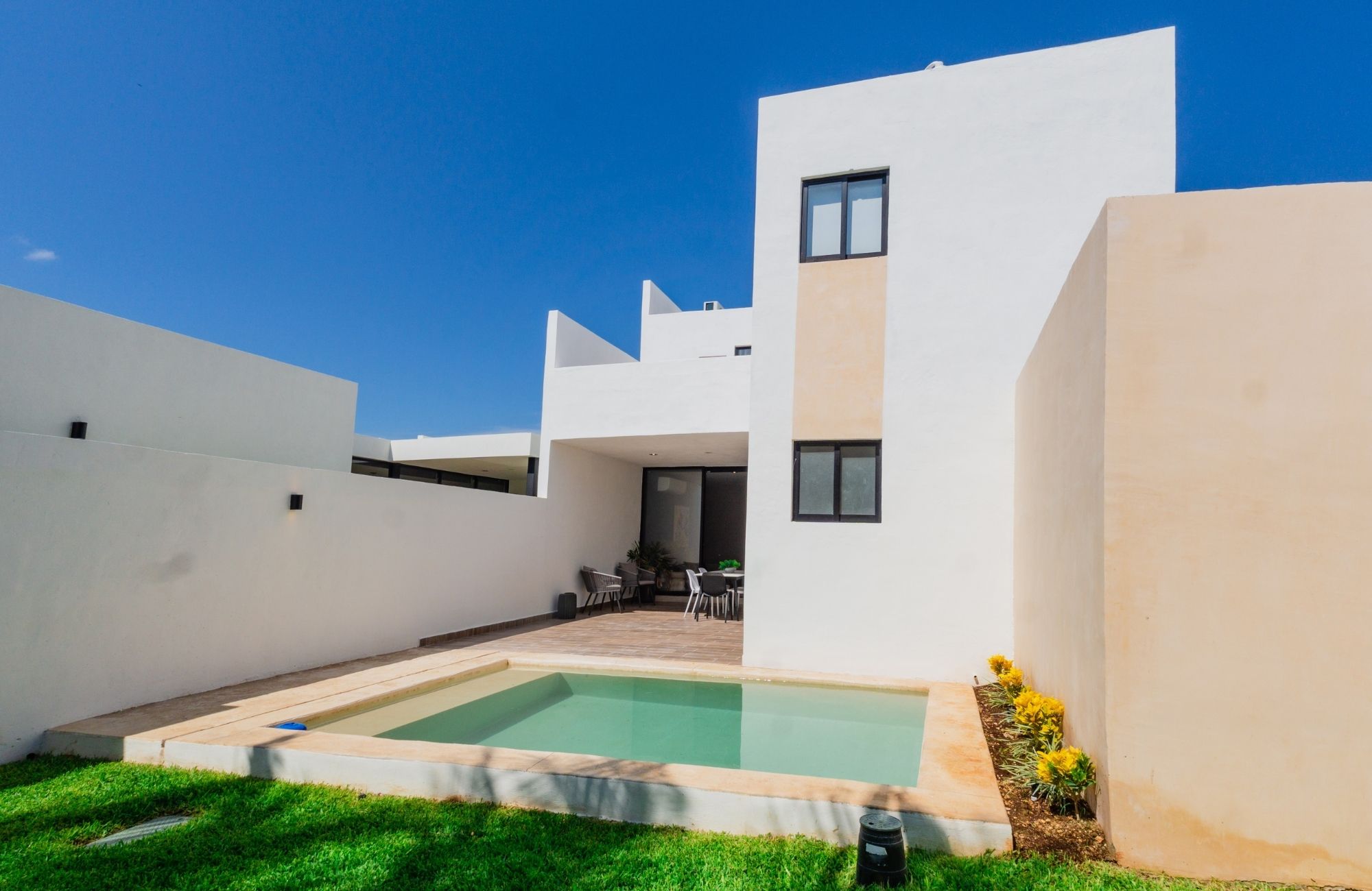 House with pool, solar panel, clubhouse with amenities, pre-sale in Merida