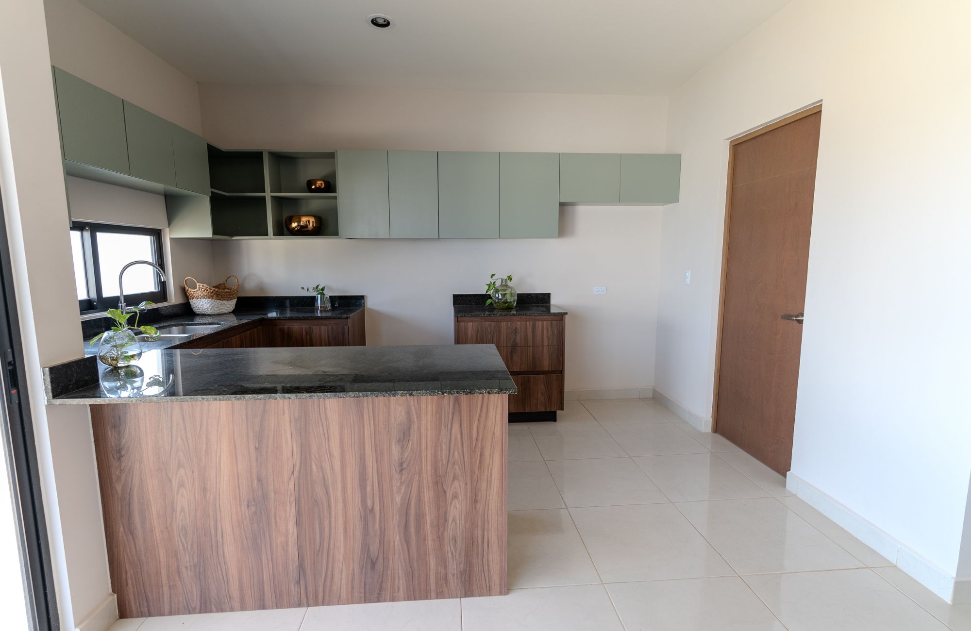 House with pool, solar panel, clubhouse with amenities, pre-sale in Merida