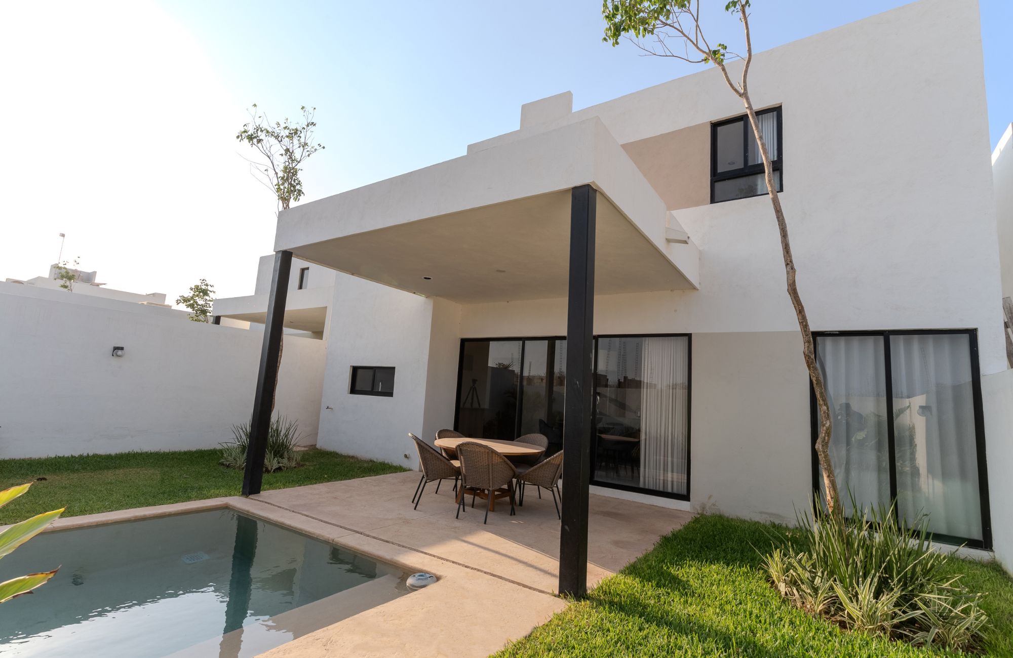 House with pool, solar panel, clubhouse with amenities, pre-sale in Merida