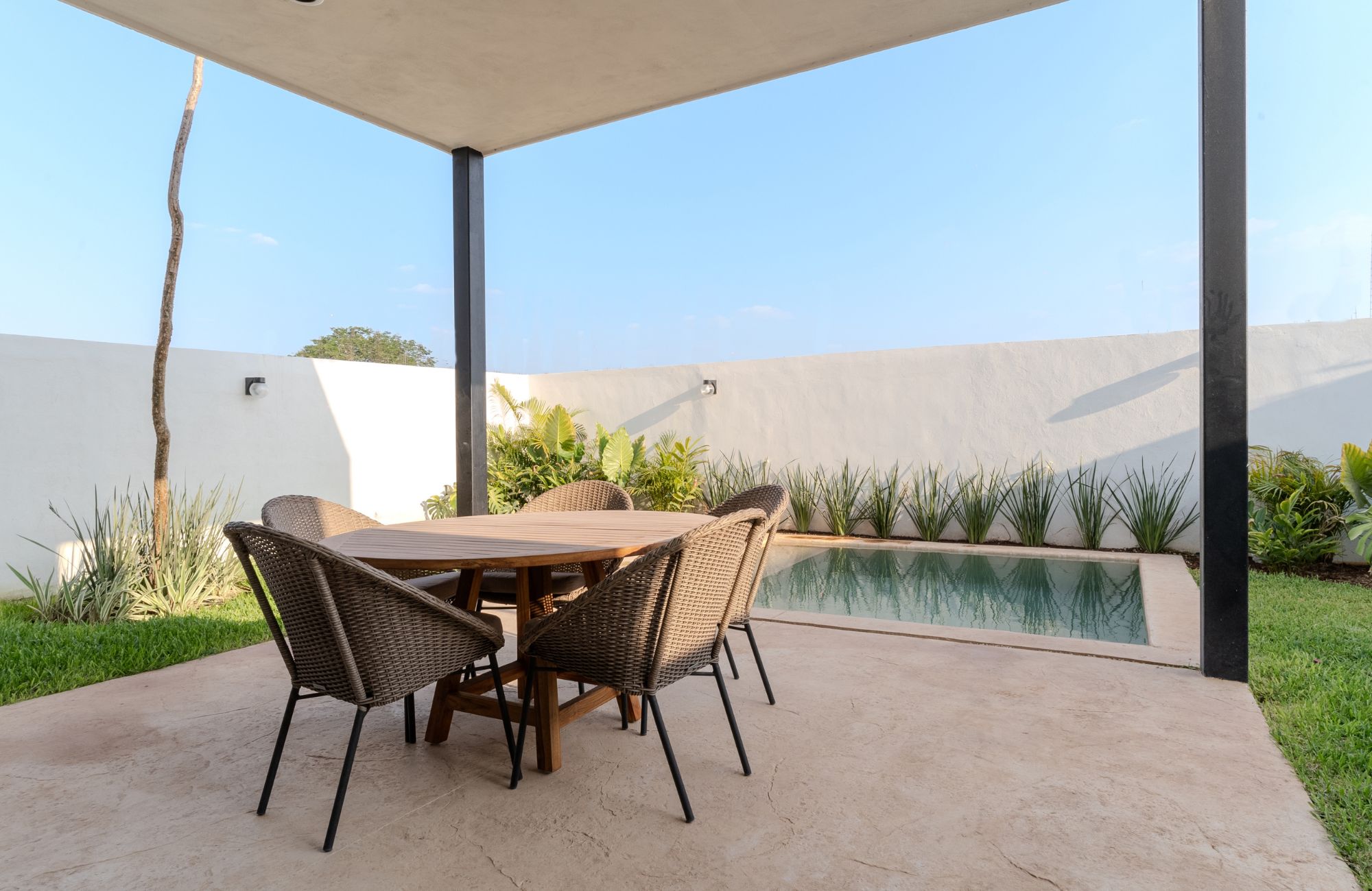 House with pool, solar panel, clubhouse with amenities, pre-sale in Merida