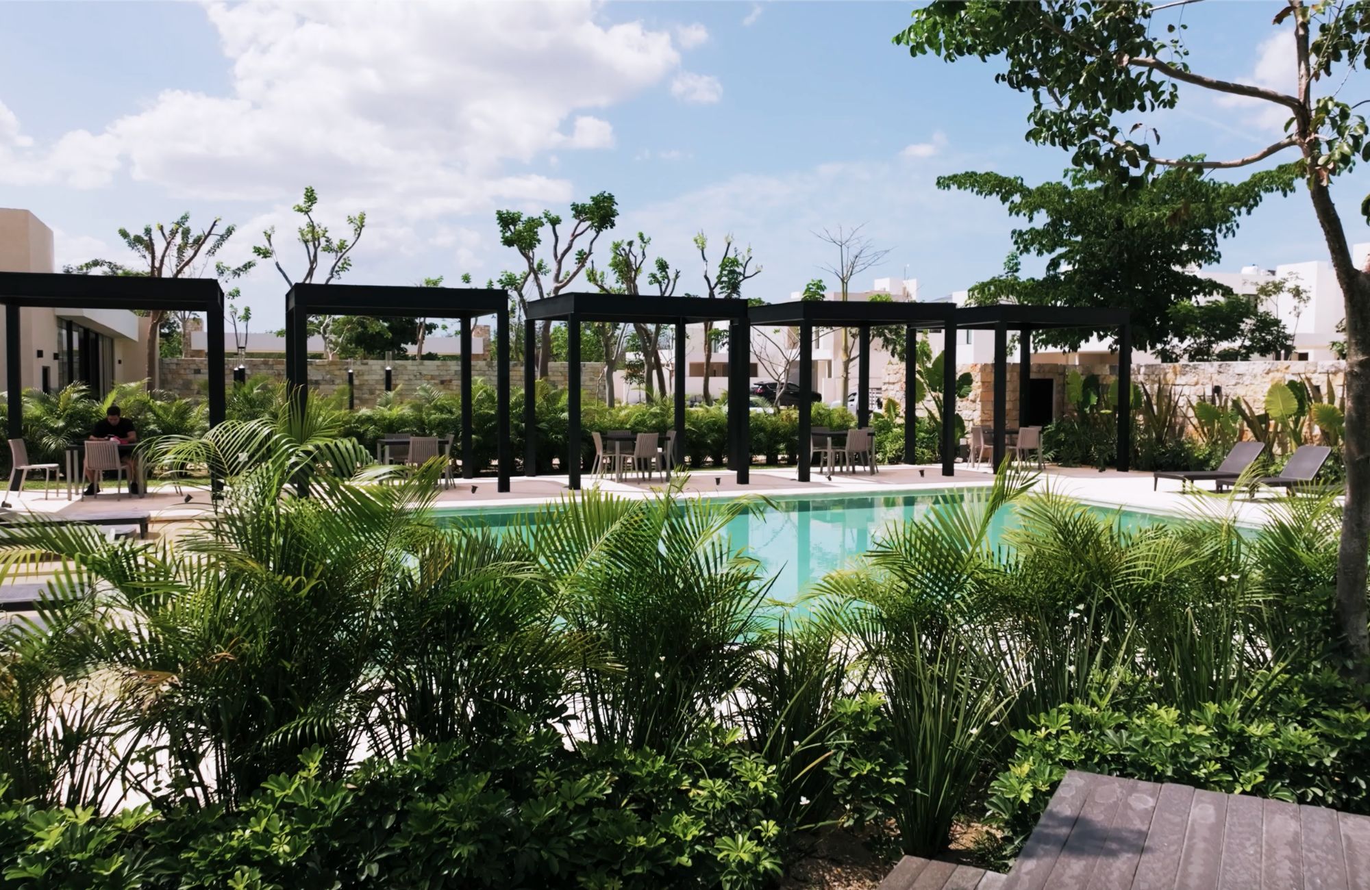 House with pool, solar panel, clubhouse with amenities, pre-sale in Merida