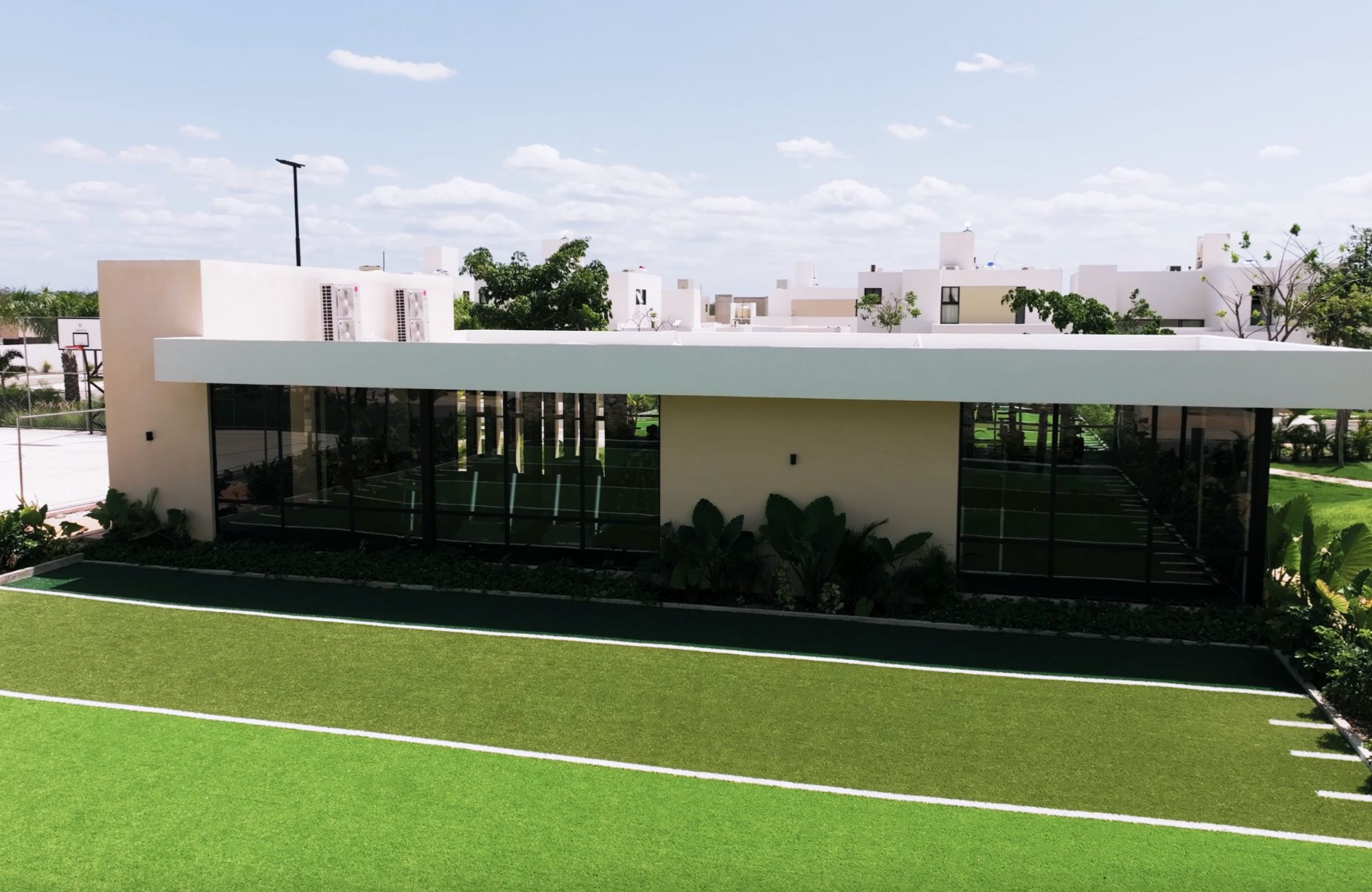 House with pool, solar panel, clubhouse with amenities, pre-sale in Merida