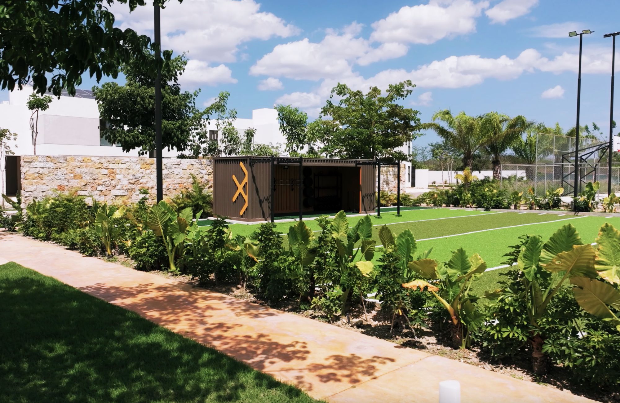 House with pool, solar panel, clubhouse with amenities, pre-sale in Merida