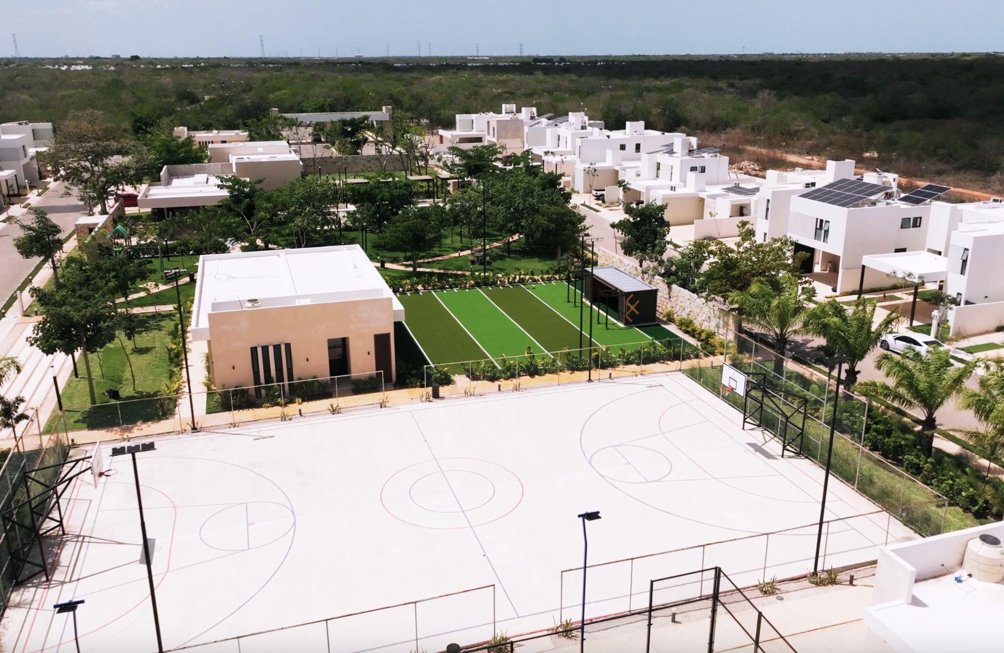 House with pool, solar panel, clubhouse with amenities, pre-sale in Merida