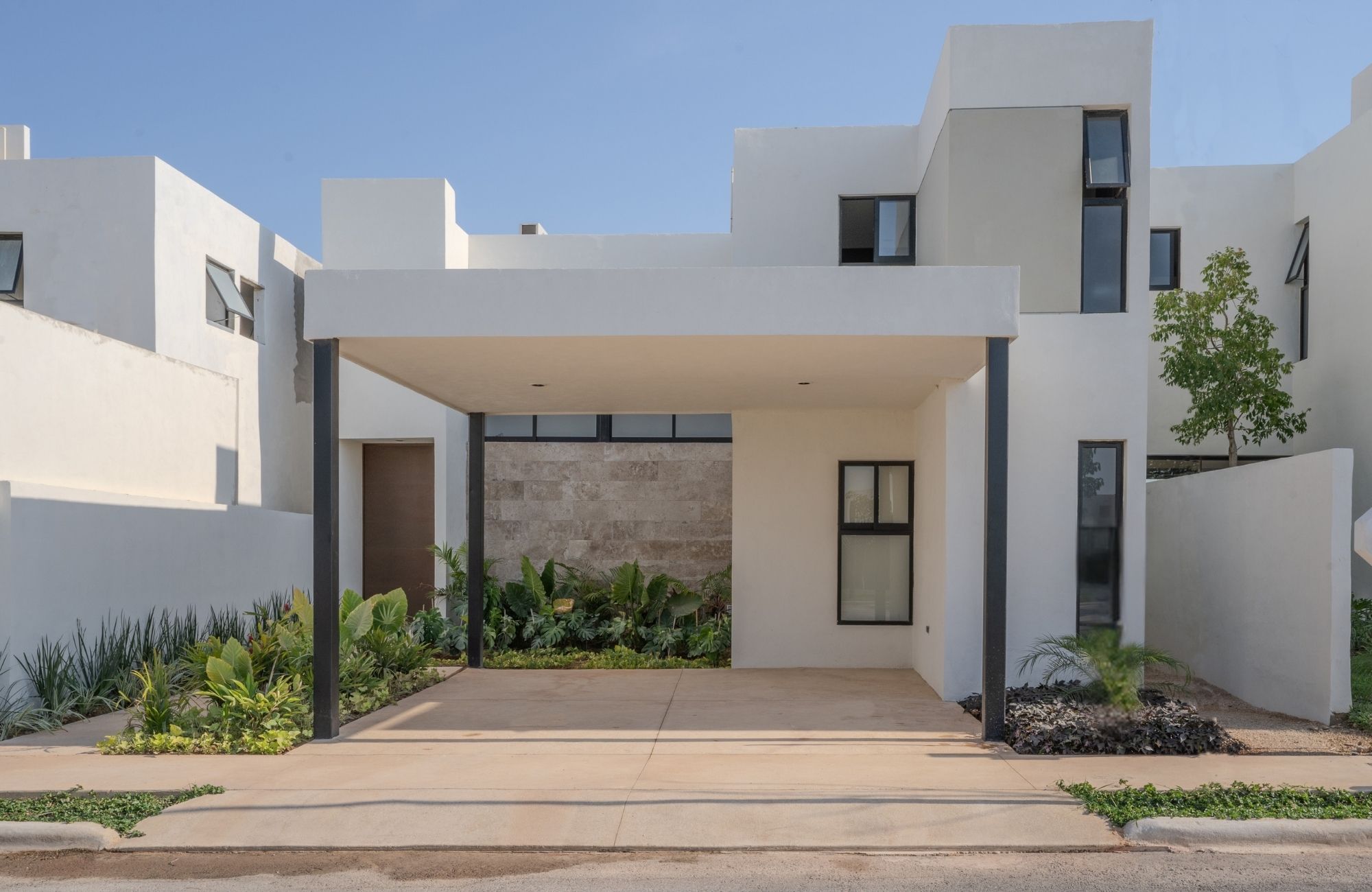 House with pool, solar panel, clubhouse with amenities, pre-sale in Merida