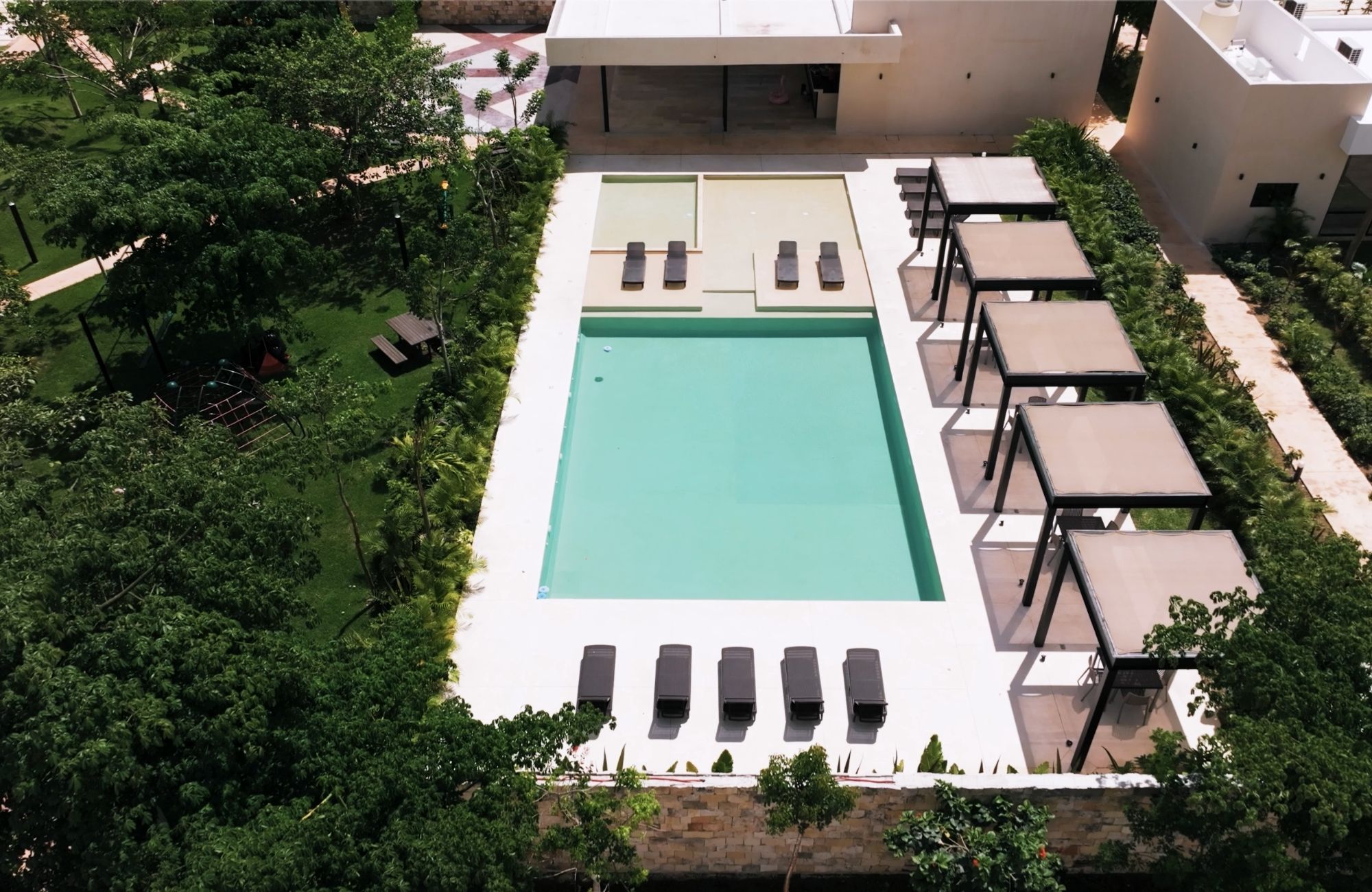 House with pool, solar panel, clubhouse with amenities, pre-sale in Merida