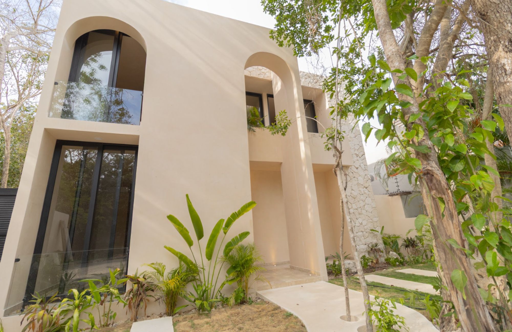 5 bedroom house, with private pool, hot tub spa, smart key card, amenities: gym, juice and coffee bar, common pool, in Aldea Zama, Tulum