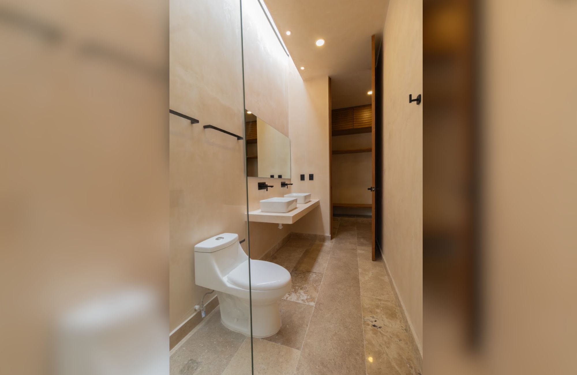 5 bedroom house, with private pool, hot tub spa, smart key card, amenities: gym, juice and coffee bar, common pool, in Aldea Zama, Tulum