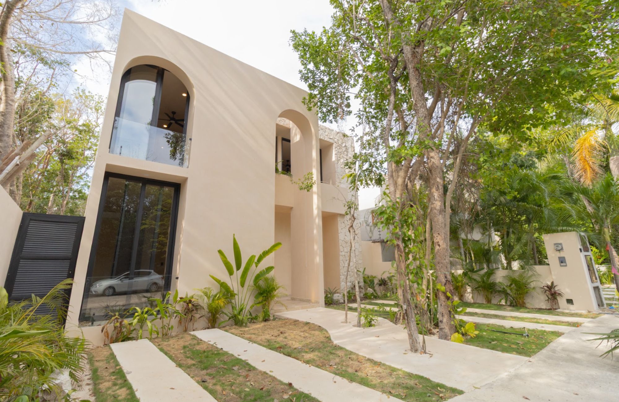 5 bedroom house, with private pool, hot tub spa, smart key card, amenities: gym, juice and coffee bar, common pool, in Aldea Zama, Tulum