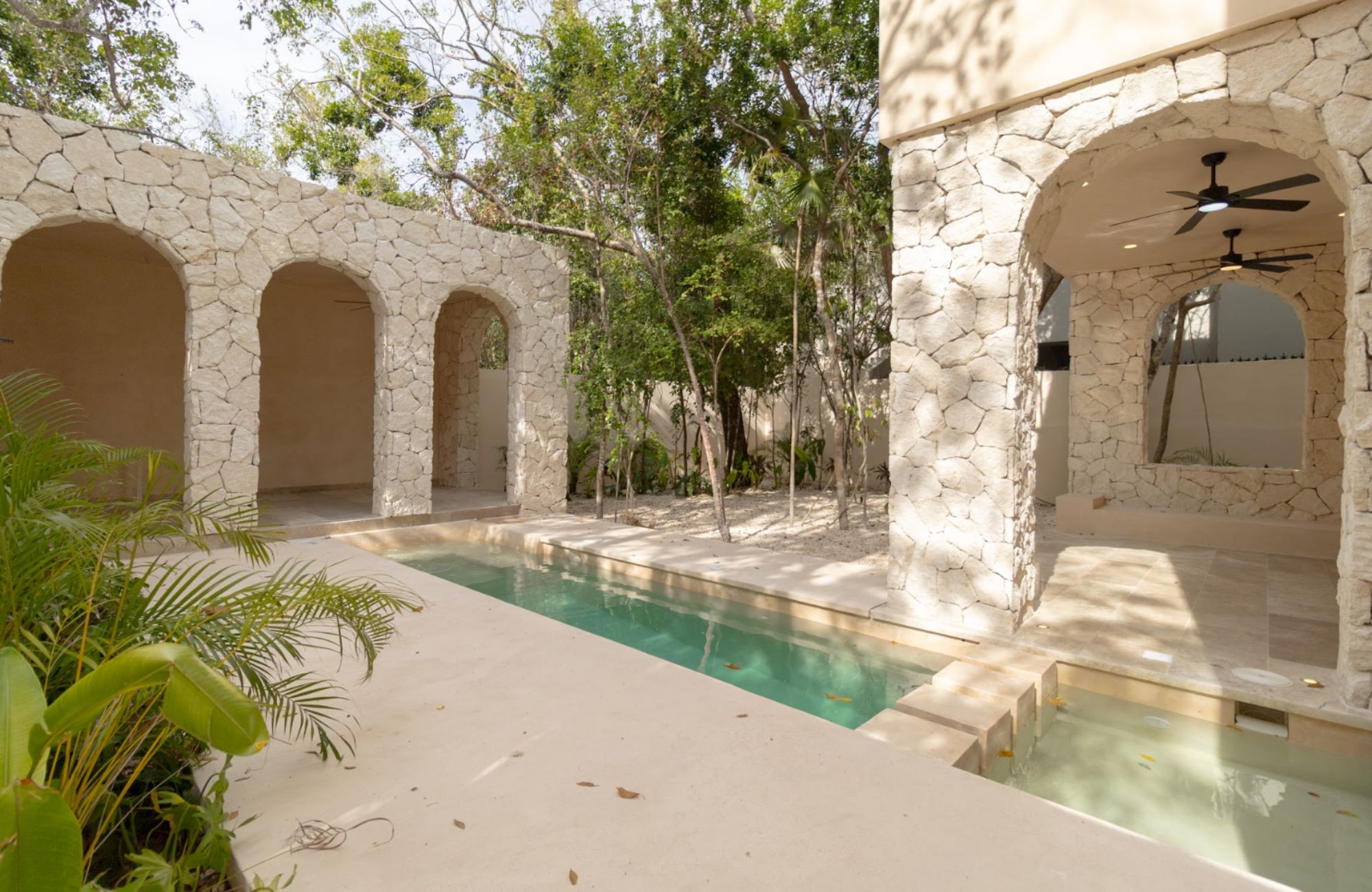 5 bedroom house, with private pool, hot tub spa, smart key card, amenities: gym, juice and coffee bar, common pool, in Aldea Zama, Tulum