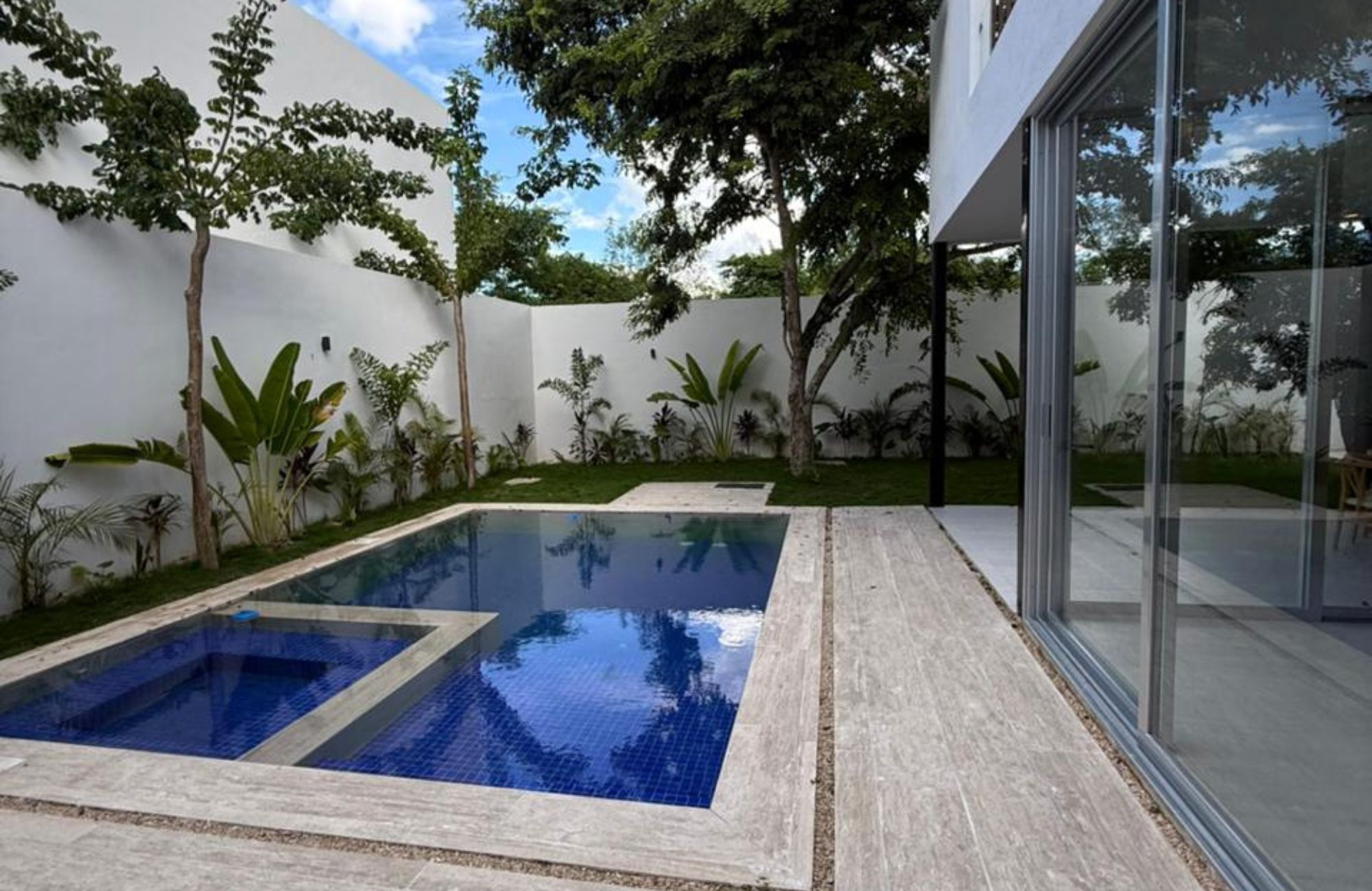 Two-story residence with private pool for sale, Xcanat&uacute;n, M&eacute;rida