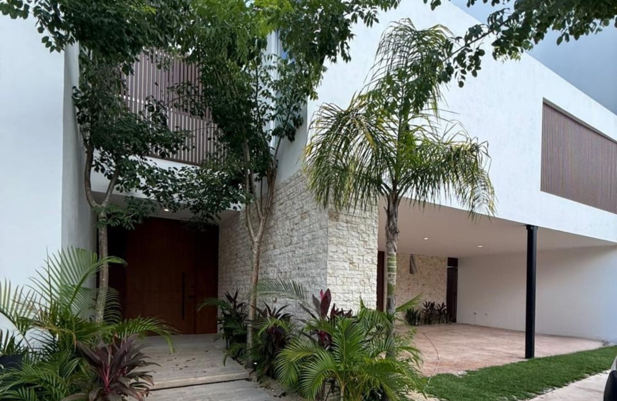 Two-story residence with private pool for sale, Xcanat&uacute;n, M&eacute;rida