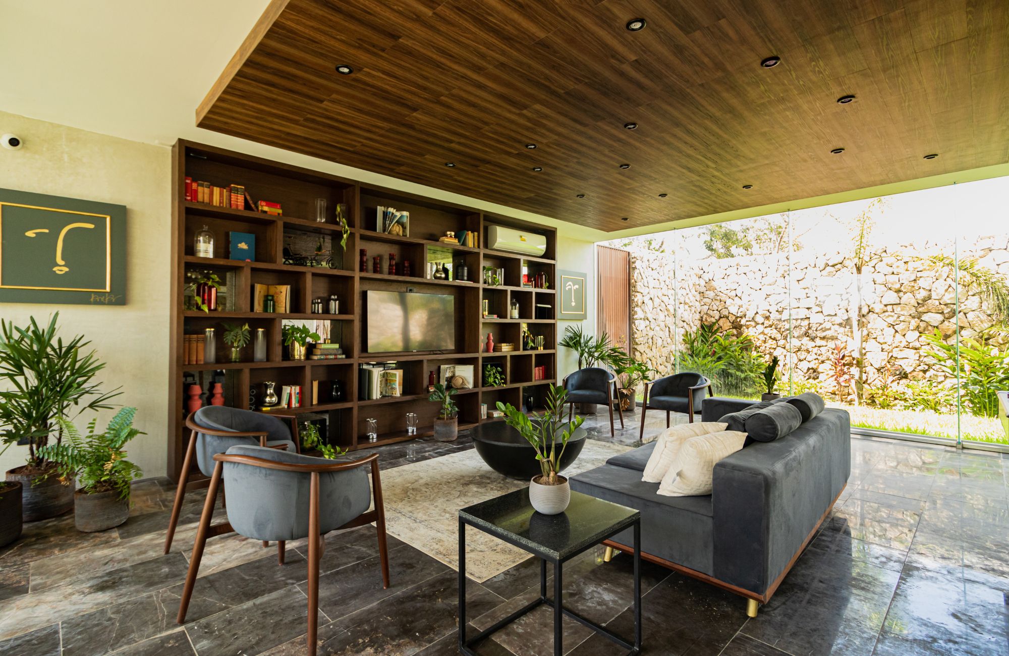 Two-story residence with private pool for sale, Xcanat&uacute;n, M&eacute;rida