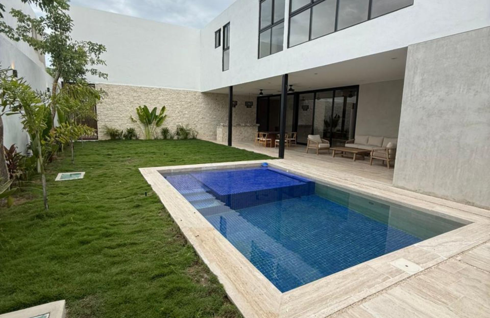 Luxury House with Pool and Garden for Sale, Yucat&aacute;n Country Club, M&eacute;rida