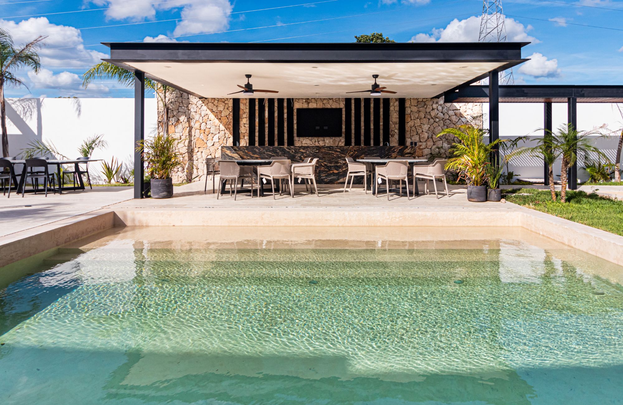 Luxury House with Pool and Garden for Sale, Yucat&aacute;n Country Club, M&eacute;rida