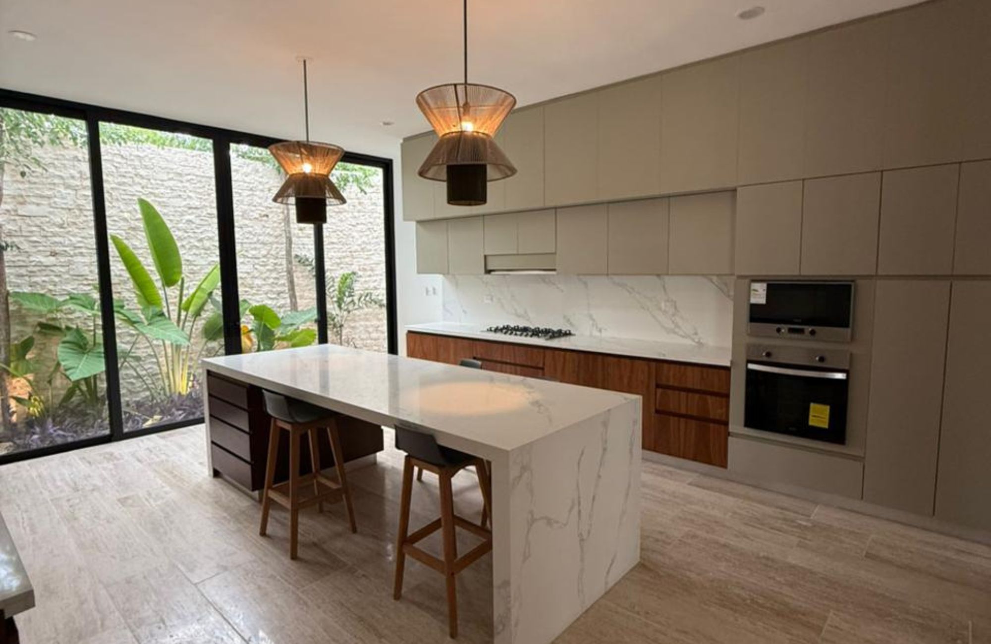 Luxury House with Pool and Garden for Sale, Yucat&aacute;n Country Club, M&eacute;rida