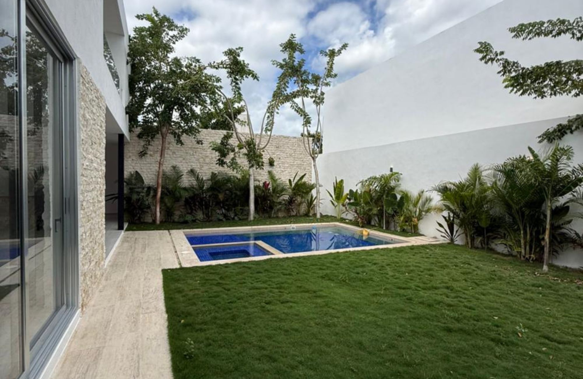 House in a gated community with golf course and clubhouse for sale, Yucat&aacute;n Country Club, M&eacute;rida