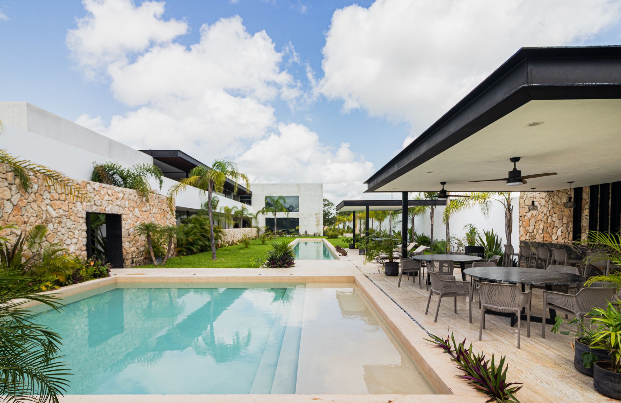 House in a gated community with golf course and clubhouse for sale, Yucat&aacute;n Country Club, M&eacute;rida