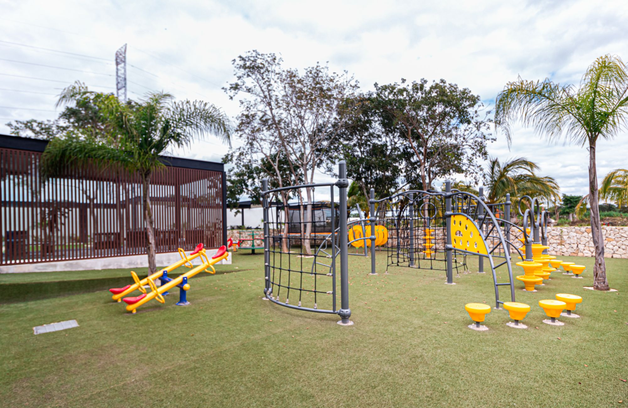 House in a gated community with golf course and clubhouse for sale, Yucat&aacute;n Country Club, M&eacute;rida