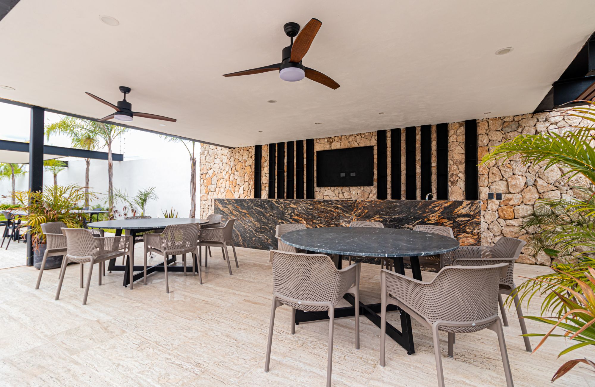 House in a gated community with golf course and clubhouse for sale, Yucat&aacute;n Country Club, M&eacute;rida