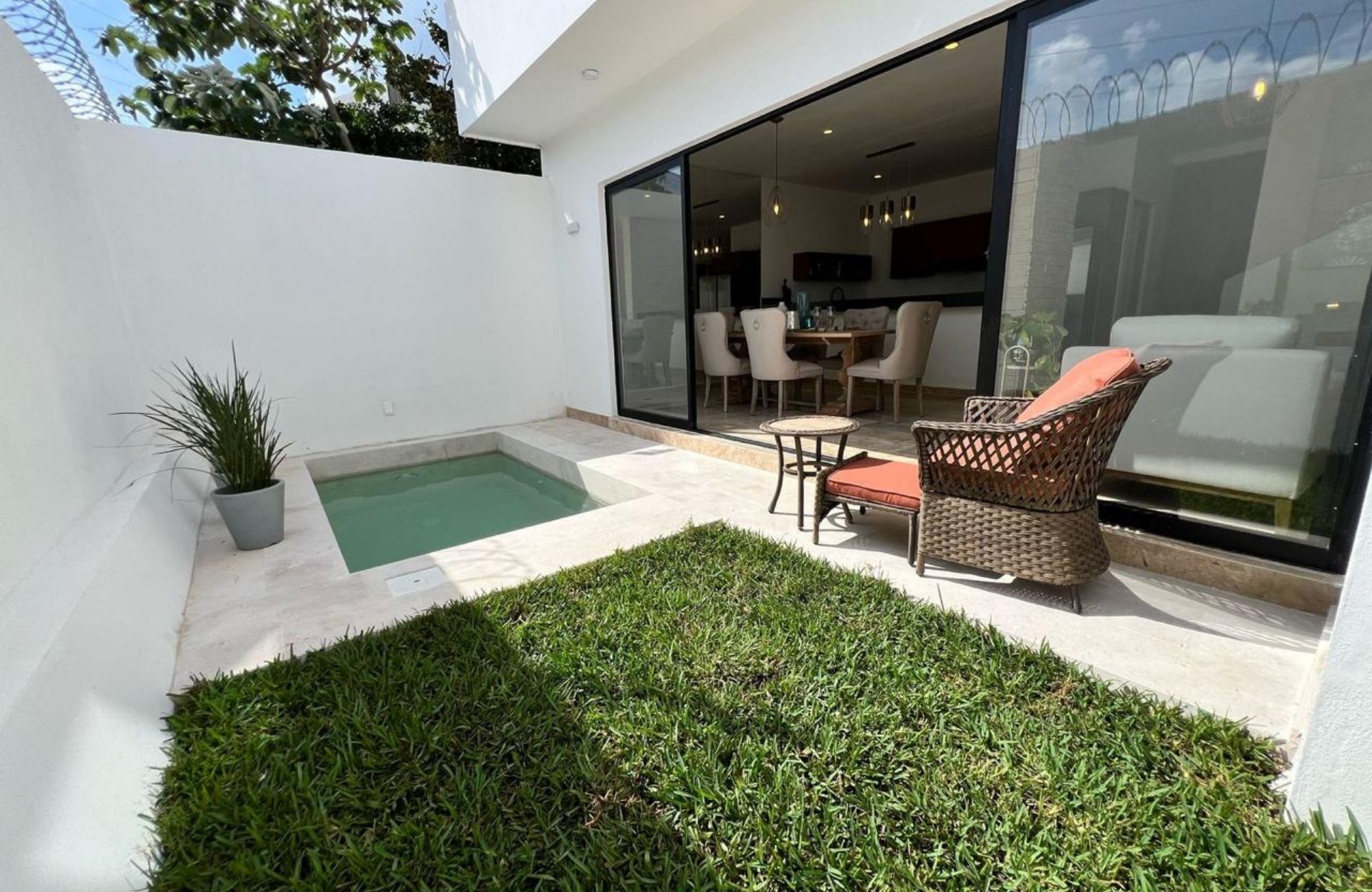 House for sale in Artika Canc&uacute;n, gated community with pool, Av. Prol. La Luna, Canc&uacute;n