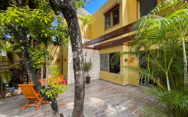 Casa con paneles solares, terraza con &aacute;rboles, casa club, en venta, Allegranza, Playa del Carmen