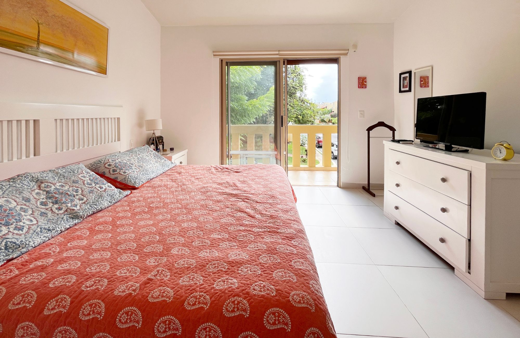 House in private community with clubhouse, children&amp;#39;s playground, pool with swimming lane, paddle tennis court, 7,000 m2 of green areas