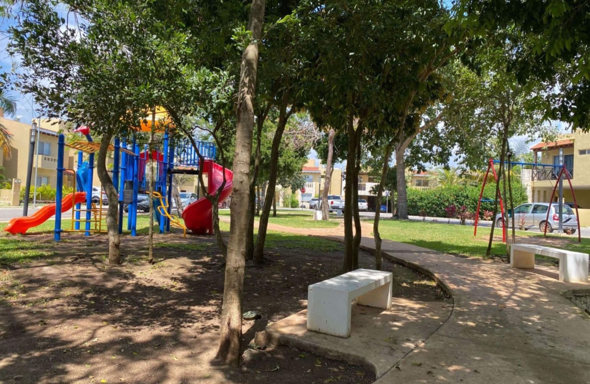 House in private community with clubhouse, children&amp;#39;s playground, pool with swimming lane, paddle tennis court, 7,000 m2 of green areas