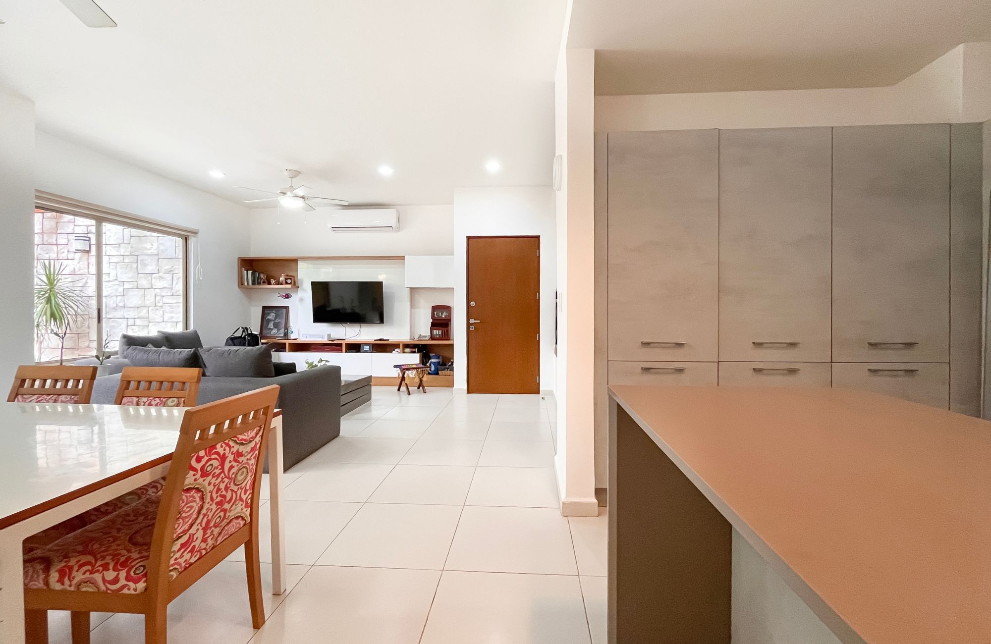 House in private community with clubhouse, children&amp;#39;s playground, pool with swimming lane, paddle tennis court, 7,000 m2 of green areas