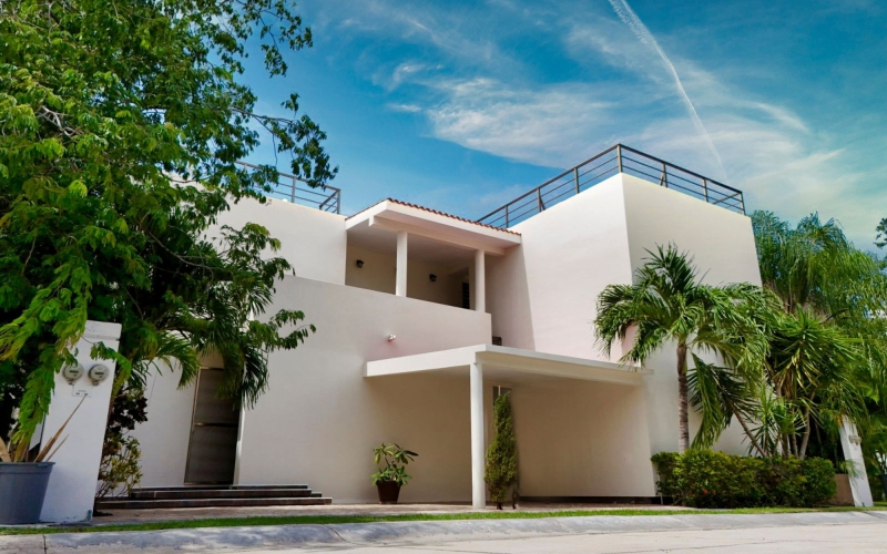 Double height house with rooftop, common Pool, El Encuentro, Playa del Carmen