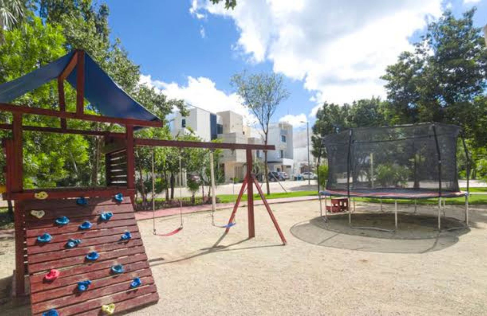 House for sale in Artika Canc&uacute;n, gated community with pool, Av. Prol. La Luna, Canc&uacute;n