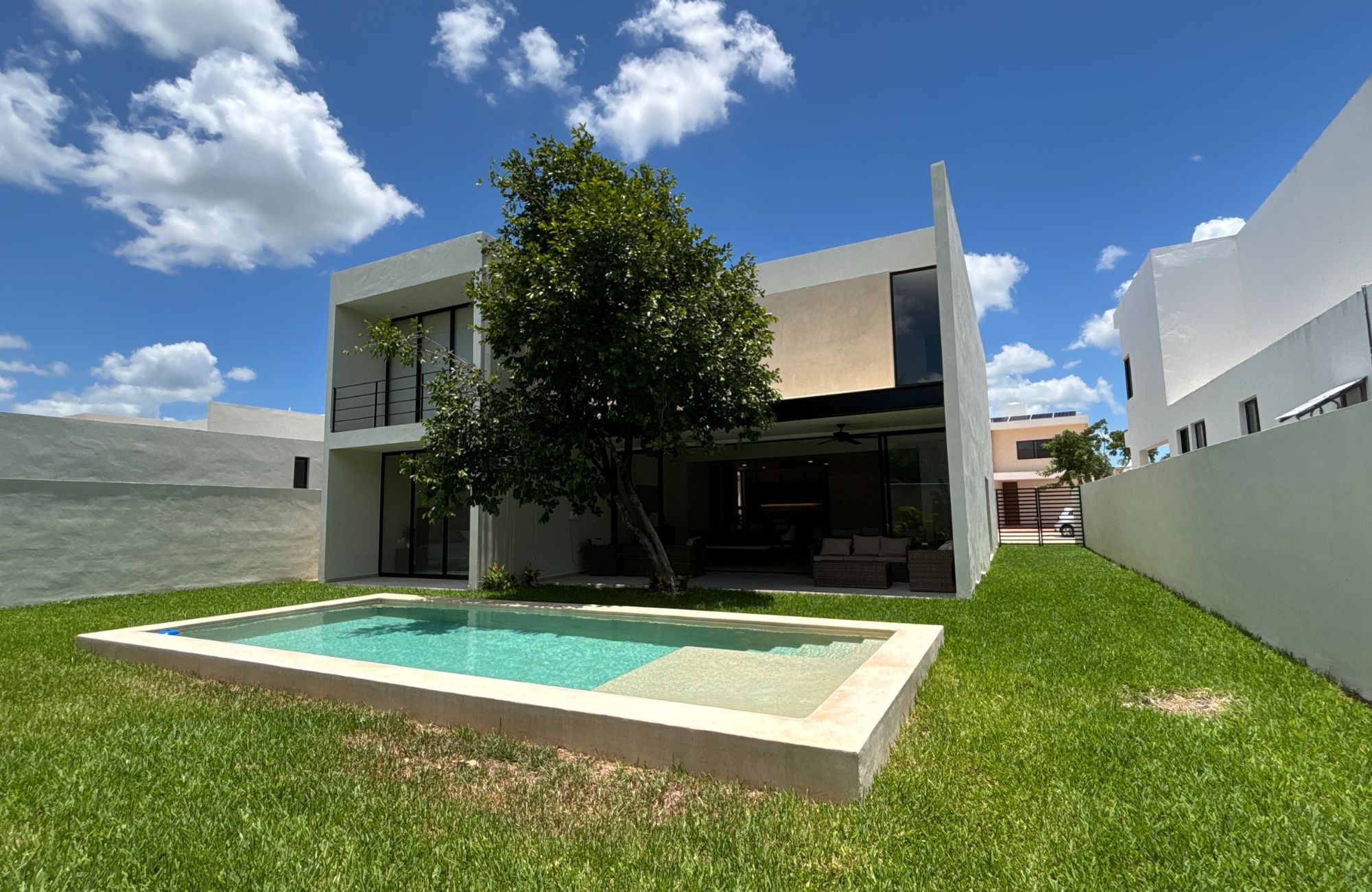 House with garden, private pool, terrace and service room, North Zone, Merida.